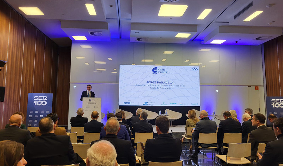 El consejero de Industria, Energía y Minas de la Junta de Andalucía, Jorge Paradela, en un momento de su intervención en la jornada 'Cádiz Futura'.